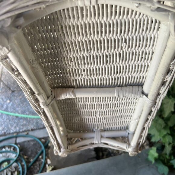 Wicker White Divided Magazine Basket Rack Sturdy VTG cottage core boho - Picture 3 of 6